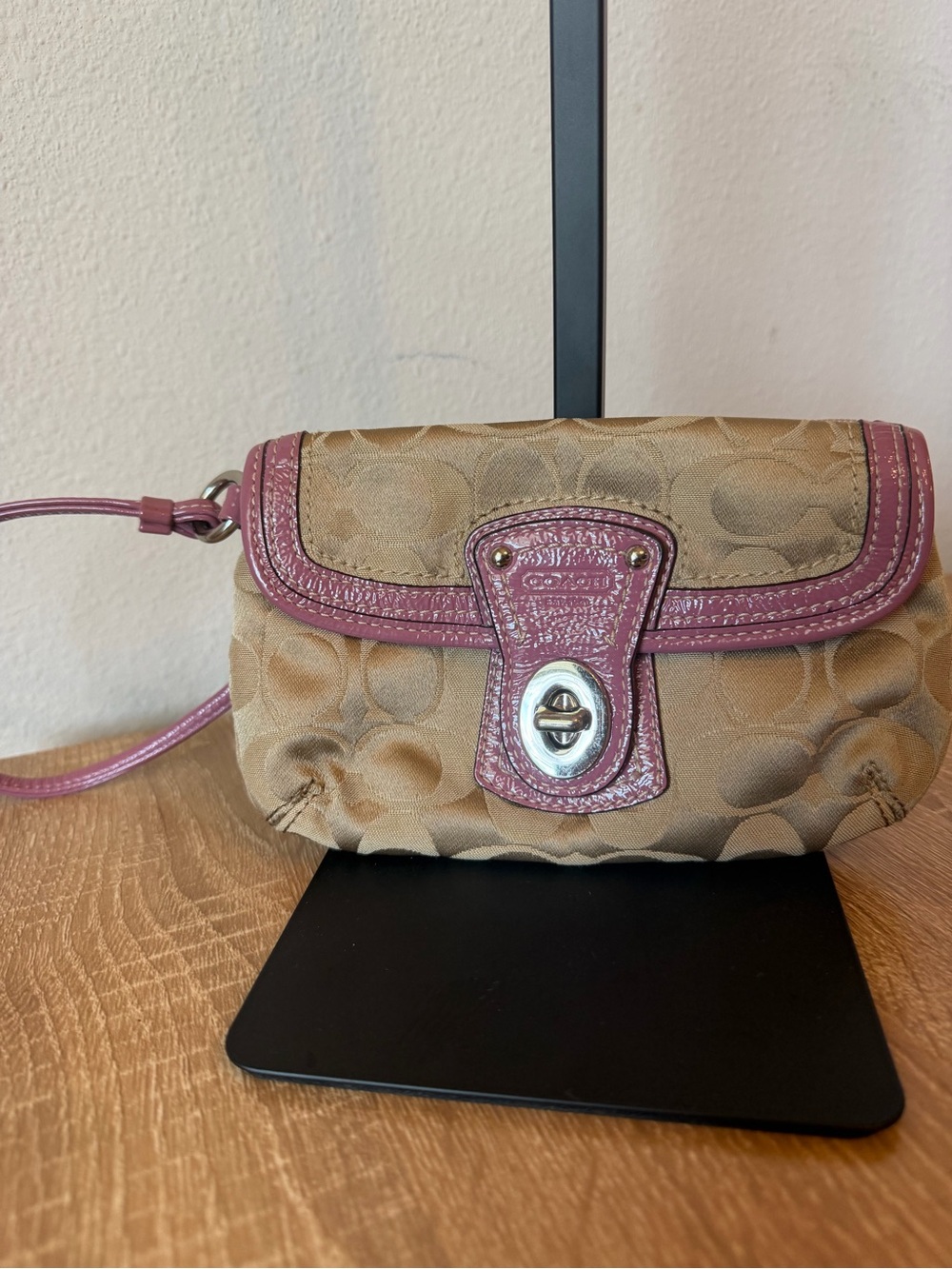 Vintage Y2K Coach Legacy Pink Turnlock Wristlet (2)